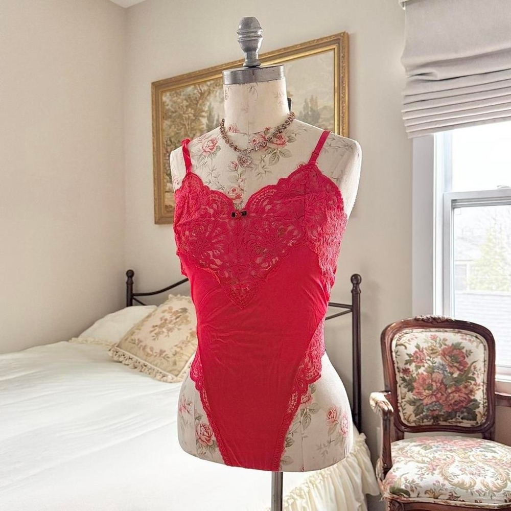 red lace teddy

90s apple fits like a‎ medium red lace bodysuit
